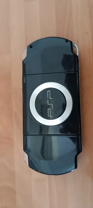 PSP Sony 2004 con cargador y FIFA 11.