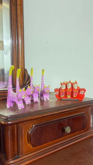 Lote 4 Figuras Gatos Madera Morado