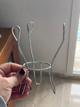 Mate de gamuza con detalles rojos y soporte