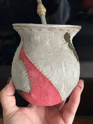 Mate de gamuza con detalles rojos y soporte
