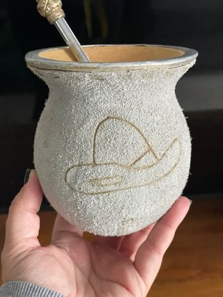 Mate de gamuza con detalles rojos y soporte