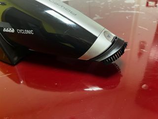 Aspirabriciole ciclonico con base di ricarica