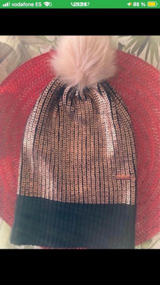 Gorro dorado con pompón