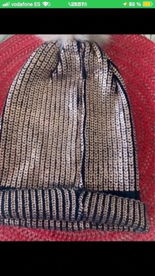 Gorro dorado con pompón