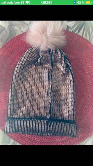 Gorro dorado con pompón