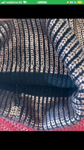 Gorro dorado con pompón