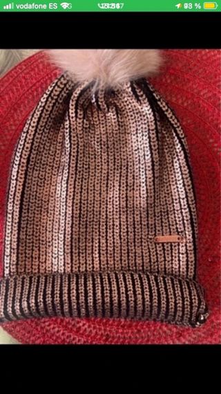 Gorro dorado con pompón