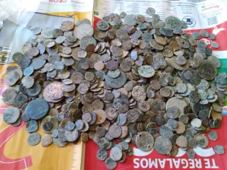 Lote de monedas antiguas de varias épocas, romanas