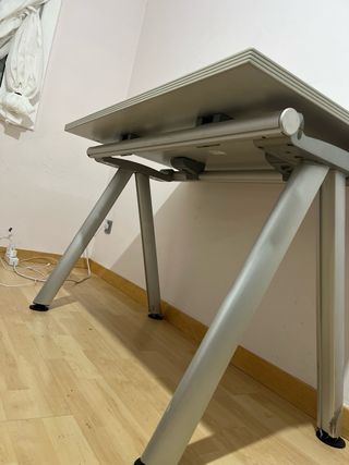 Mesa de estudio de la marca Haworth