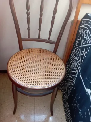 Silla vintage de madera con asiento de ratán