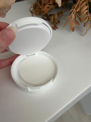 Nesira Maquillaje Compacto SPF 50+ Con Color