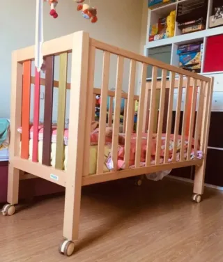 Cuna de madera para bebé