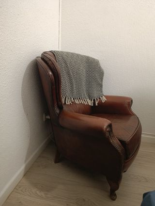Sillón de cuero marrón estilo Chester