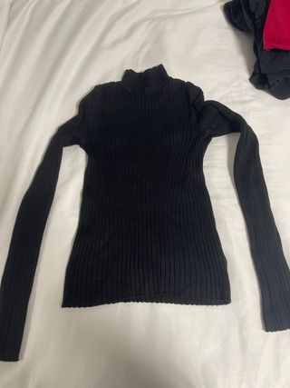 Jersey negro cuello alto canalé