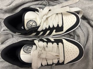 Zapatillas Adidas Negras y Blancas