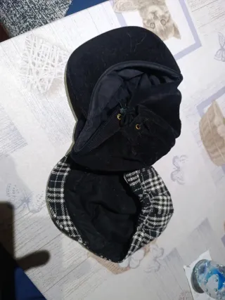 Lote 2 Gorras Chica: Negra Pana  y Cuadros