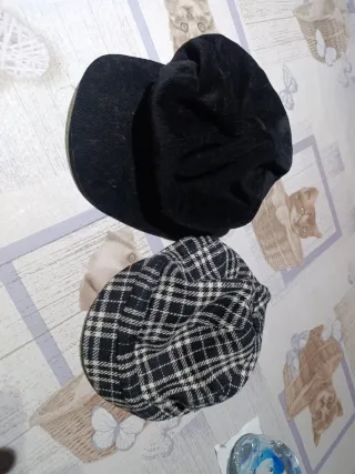 Lote 2 Gorras Chica: Negra Pana  y Cuadros