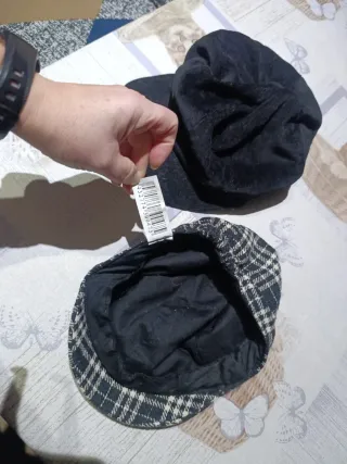 Lote 2 Gorras Chica: Negra Pana  y Cuadros