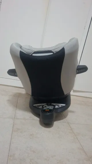 Silla de coche para bebé Joie giratoria gris.
