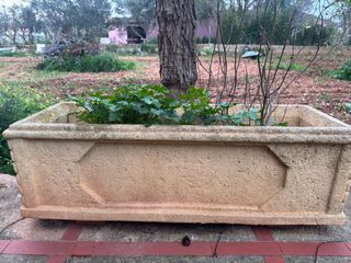 Jardinera de piedra beige.