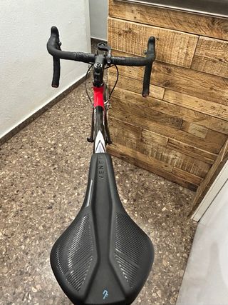 Bicicleta de carretera BH Roja