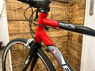 Bicicleta de carretera BH Roja