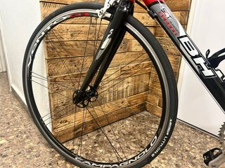 Bicicleta de carretera BH Roja