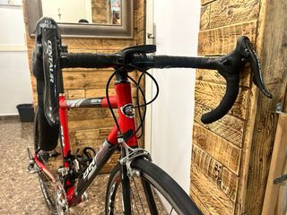 Bicicleta de carretera BH Roja