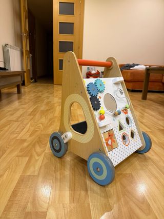 Andador y correpasillos madera bebé