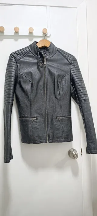 Cazadora polipiel efecto cuero marca Inside.