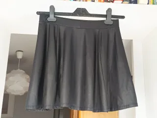 Falda negra efecto piel talla L