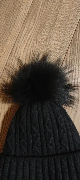 Berretto invernale nero con pompon da ragazza