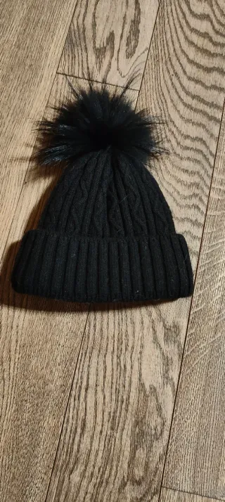 Berretto invernale nero con pompon da ragazza