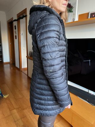 Anorak negro con capucha y pelo