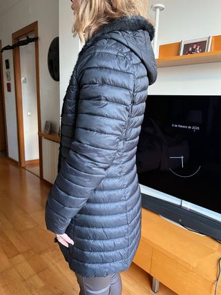 Anorak negro con capucha y pelo