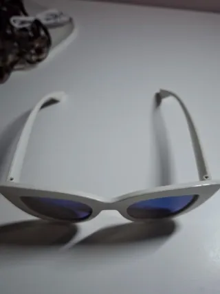 Gafas de sol blancas y azules