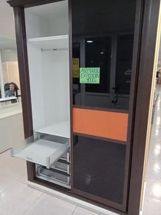 Armario de exposición marrón y cristal