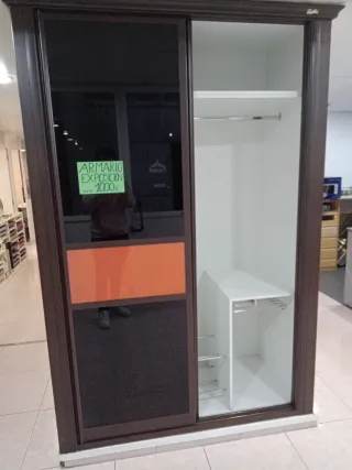 Armario de exposición marrón y cristal