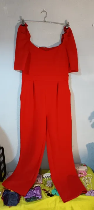 Mono rojo elegante