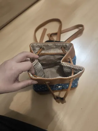 Mochila pequeña azul y marrón