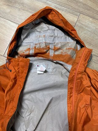 Chaqueta cortavientos naranja