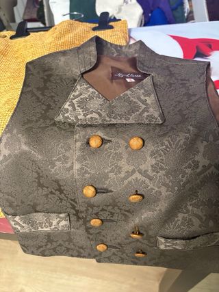 Conjunto Torrentí. Chaleco talla 6 . Pantalón T-2