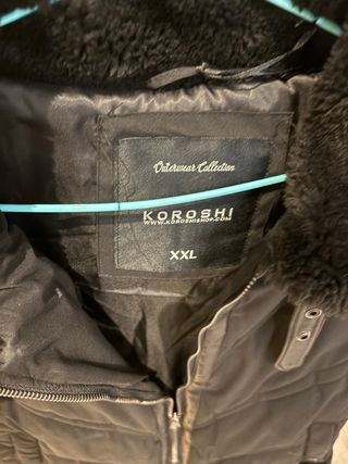 Cazadora negra con cuello de pelo