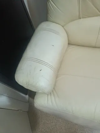 Sillón de piel beige