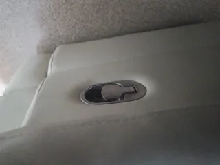 Sillón de piel beige