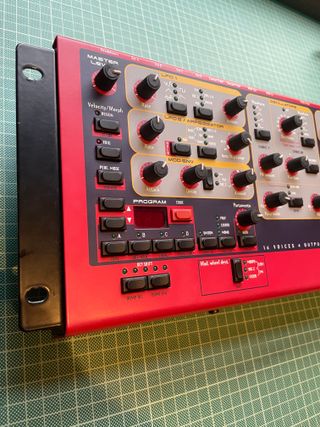 Clavia Nord Lead 2 rack con rack ears - perfecto