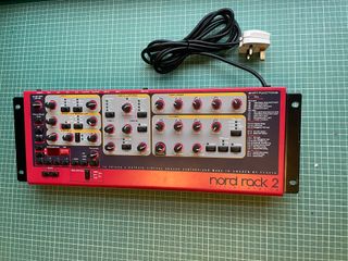 Clavia Nord Lead 2 rack con rack ears - perfecto