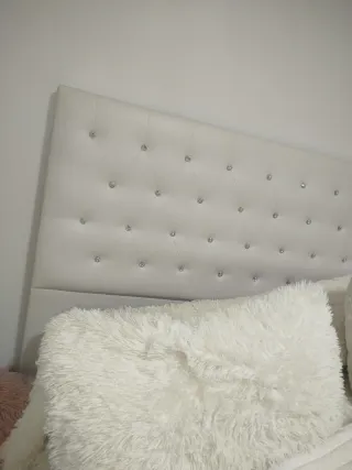 Cabecero blanco polipiel con diamantes