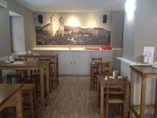 Sillas y mesas de madera. Taburetes, barricas