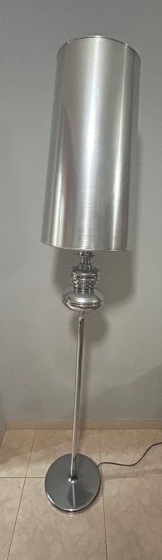 Lámpara de pie moderna plateada